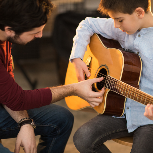 Découvrez nos cours de chant, guitare et guitare basse de 7 à 18 ans